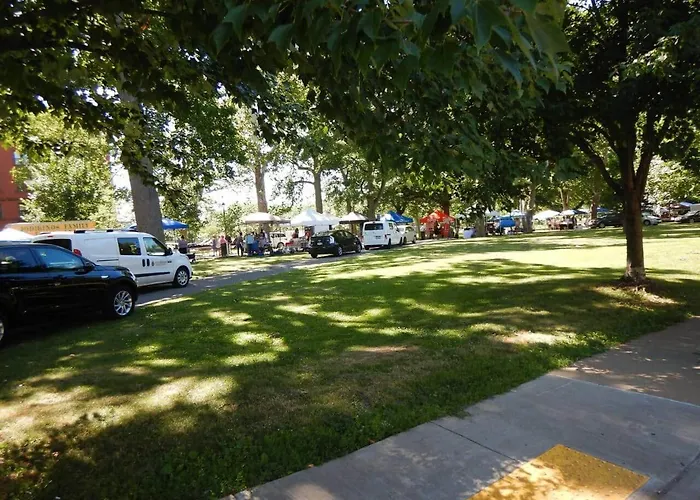 3 Beds, Homey, Spacious, Stadiums, Free Parking, Parks *