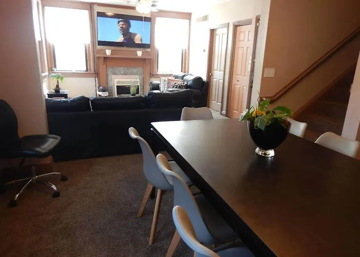 3 Beds, Homey, Spacious, Stadiums, Free Parking, Parks *