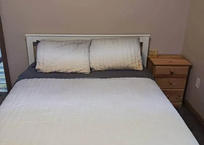 Apartment 3 Beds, Homey, Spacious, Stadiums, Free Parking, Parks *