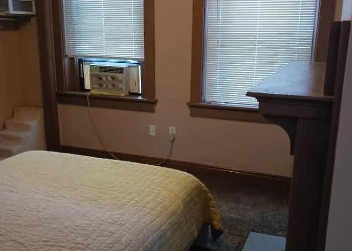Apartment 3 Beds, Homey, Spacious, Stadiums, Free Parking, Parks