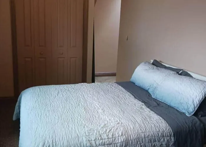 3 Beds, Homey, Spacious, Stadiums, Free Parking, Parks Pittsburgh