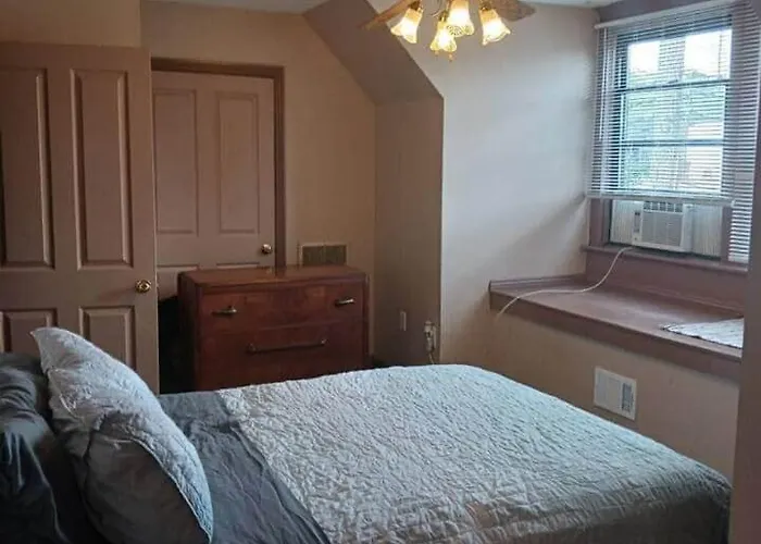 3 Beds, Homey, Spacious, Stadiums, Free Parking, Parks Apartment Pittsburgh