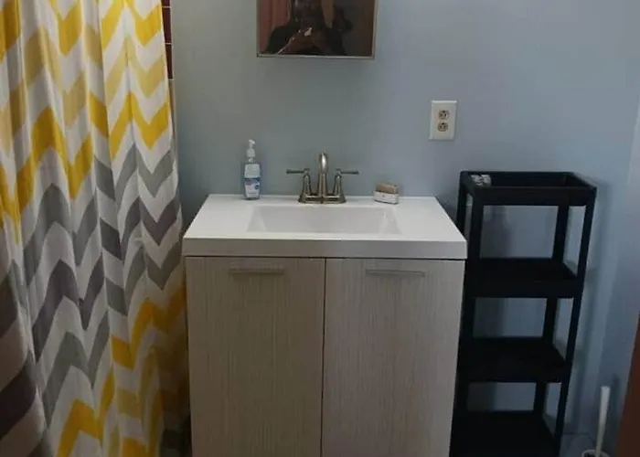 3 Beds, Homey, Spacious, Stadiums, Free Parking, Parks Apartment *